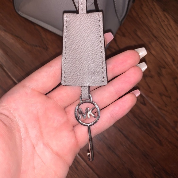 Michael Kors Emma Large Saffiano Leather Tote - Picture 4 of 10